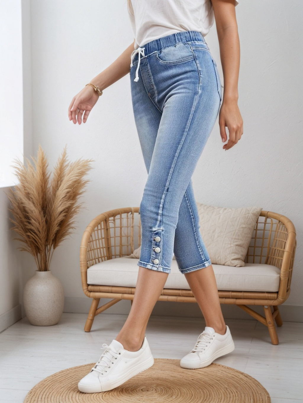 2025 New Women Chic Chic Denim Shorts, Drawstring Closed And Split Button Hem, Comfortable Fabric, Suitable For All Kinds Of Wear, Spring And Summer Women's Wear